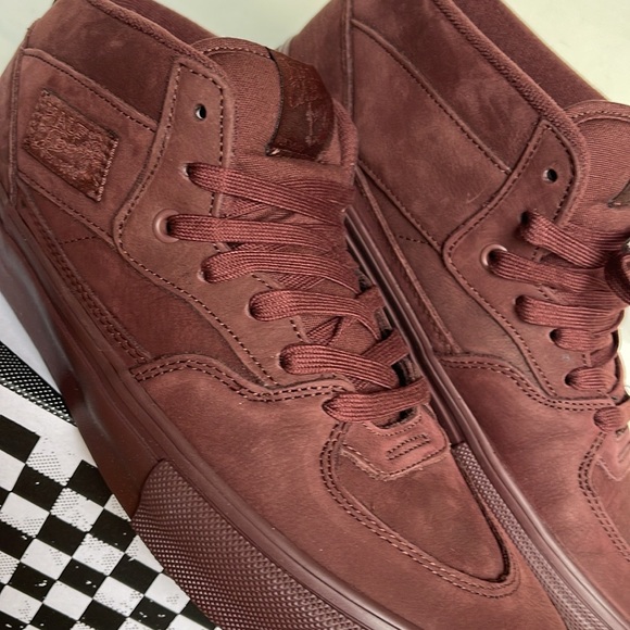 Vans WMNS Skate Half Cab Mono Chocolate
VN0ASFCDCHC
Sneakers - Picture 10 of 16